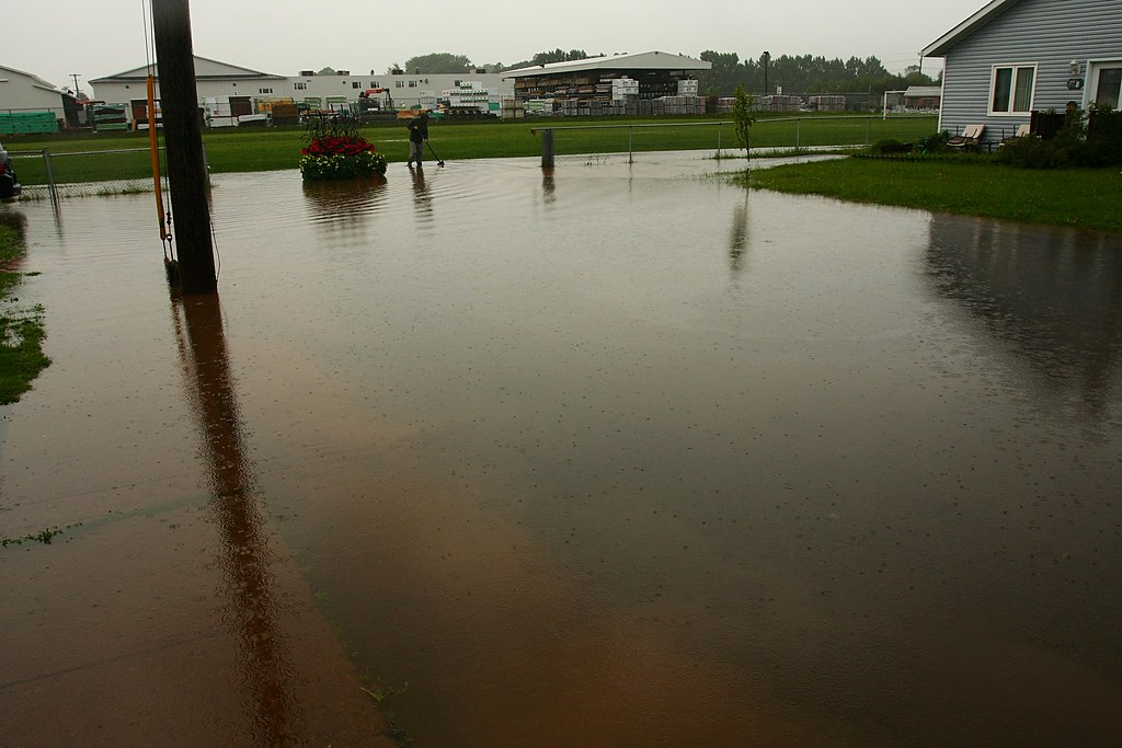 Goiânia amanhece com chuva e alerta de risco para alagamentos